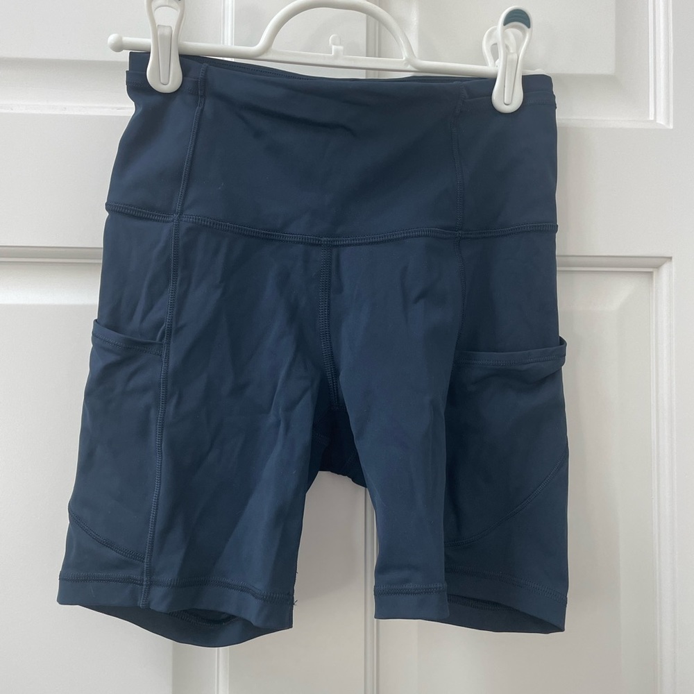 Lululemon Fast and free bike short 6” Navy Sz 4
